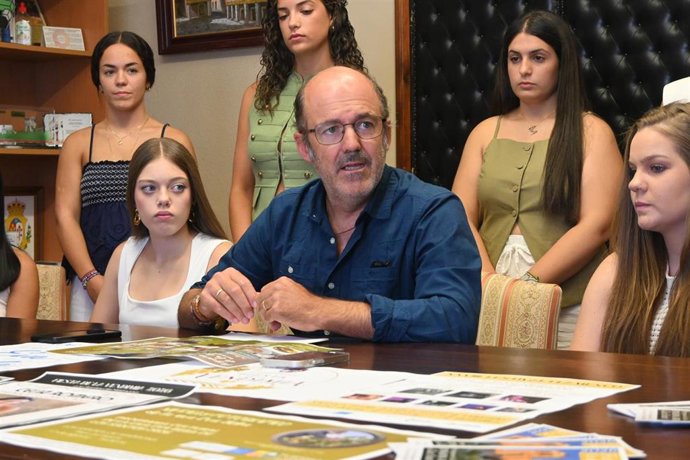 El teniente de alcalde y el concejal de Cultura y Festejos, Antonio Marín Cumplido, durante la presentación de la Fiesta de la Vendimia y el Programa Cultural de la Uva Eva o Beba de Los Santos.