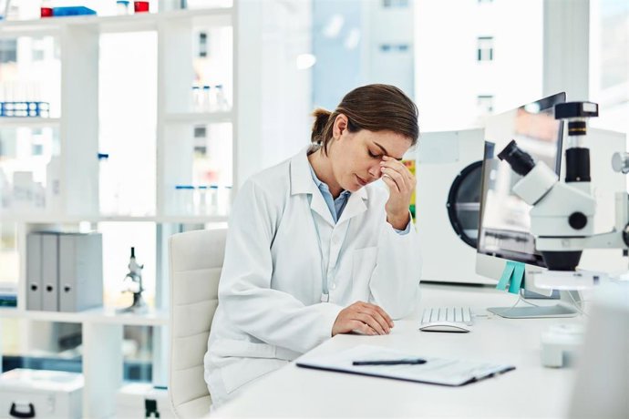 Archivo - La búsqueda del impacto científico puede reducir la felicidad del personal investigador, según un estudio