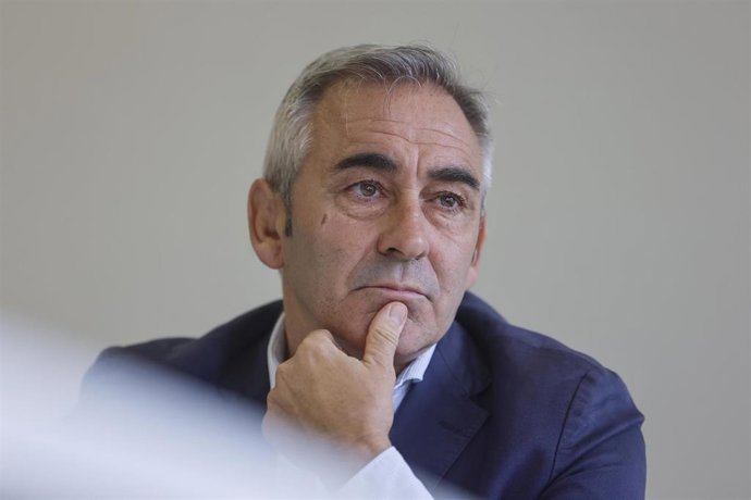 El conseller de Agricultura, Agua, Ganadería y Pesca y portavoz del Consell, Miguel Barrachina, durante una entrevista con Europa Press