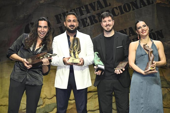 Foto de familia de los ganadores del Festival del Cante de las Minas