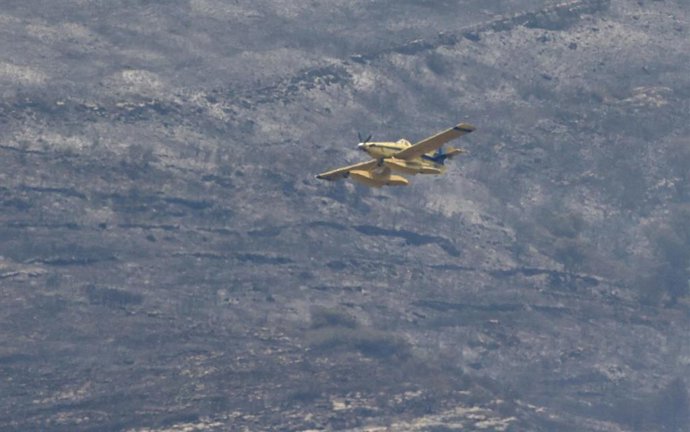 Un avión durante las labores de extinción de un incendio forestal, a 8 de agosto de 2026, en Tírig, Castellón