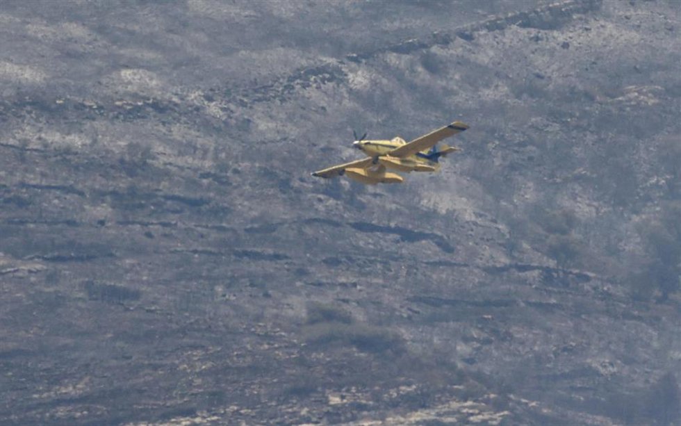 Un avión durante las labores de extinción de un incendio forestal, a 8 de agosto de 2026, en Tírig, Castellón