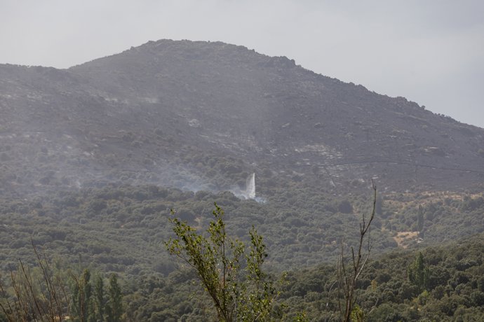 Helicóptero durante las labores de extinción de un incendio forestal, 9 de agosto de 2026, en Navas de San Antonio visto desde El Espinar, Los Ángeles de San Rafael y Vegas de Matute, Segovia, Castilla y León (España).