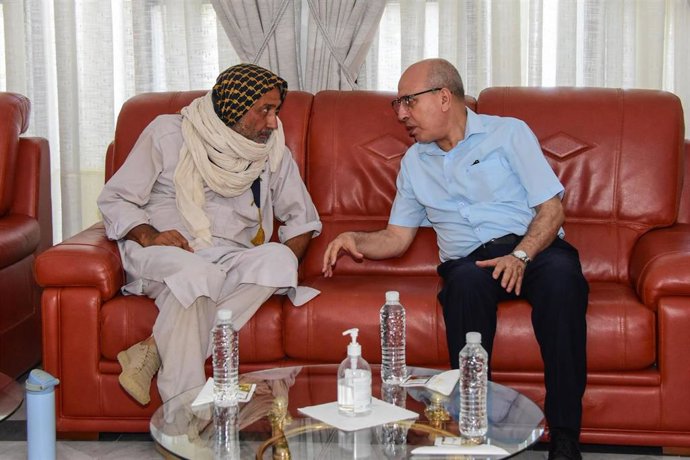 El ciudadano alemán Ulumaskan Sinan junto a las autoridades de Argelia
