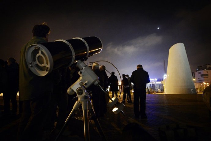 Archivo - Observación del espacio, telescopio, estrellas, eclipse