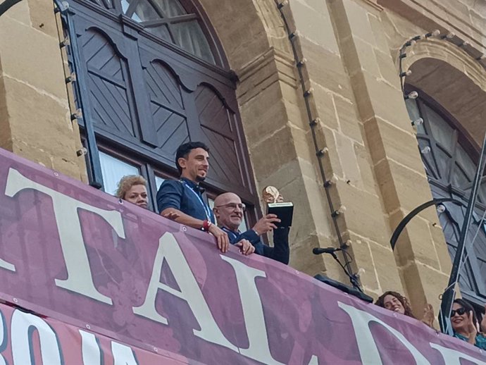 El seleccionador nacional Luis de la Fuente saludo a los jarreros desde el balcón del Ayuntamiento de Haro en el homenaje que le ha brindado su ciudad natal