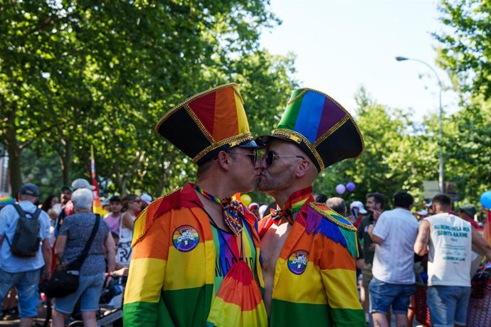 Archivo - Dos hombres se besan, durante la manifestación estatal del Orgullo LGTBI+ 2026, a 4 de julio de 2026, en Madrid (España). 