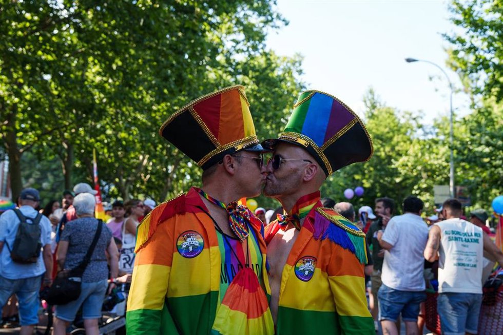Archivo - Dos hombres se besan, durante la manifestación estatal del Orgullo LGTBI+ 2026, a 4 de julio de 2026, en Madrid (España).
