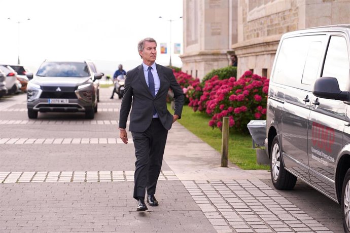 Archivo - El presidente del PP, Alberto Núñez Feijóo, en el Palacio de La Magdalena.-ARCHIVO