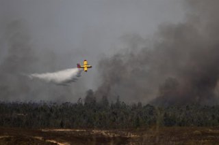 Imagen del incendio forestal declarado en Niebla (Huelva).