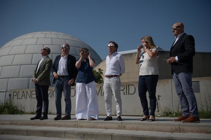 El alcalde de Madrid, José Luis Martínez-Almeida (c), durante una visita al Planetario de Madrid del Parque Tierno Galván, a 28 de julio de 2026, en Madrid (España). Durante la visita, Almeida ha conocido de primera mano la programación especial que este 