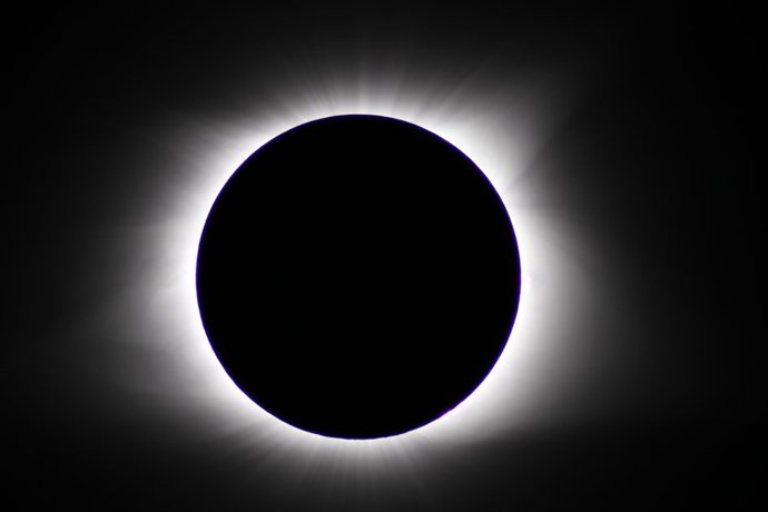 Archivo - Arquivo - O eclipse solar total observado em Casper, Wyoming (EUA), por uma equipe de astrônomos da ESA. A imagem mostra o momento da totalidade, quando a Lua passou diretamente na frente do Sol, bloqueando sua luz e revelando os detalhes da atm