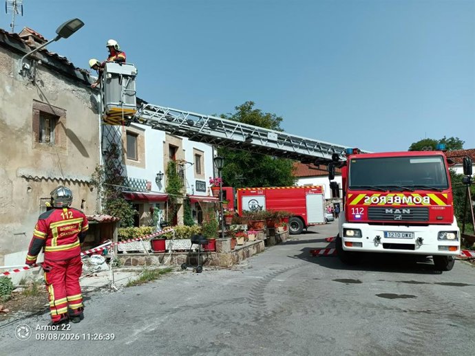 Bomberos trabajan en la extinción de un incendio en una casa de La Cavada