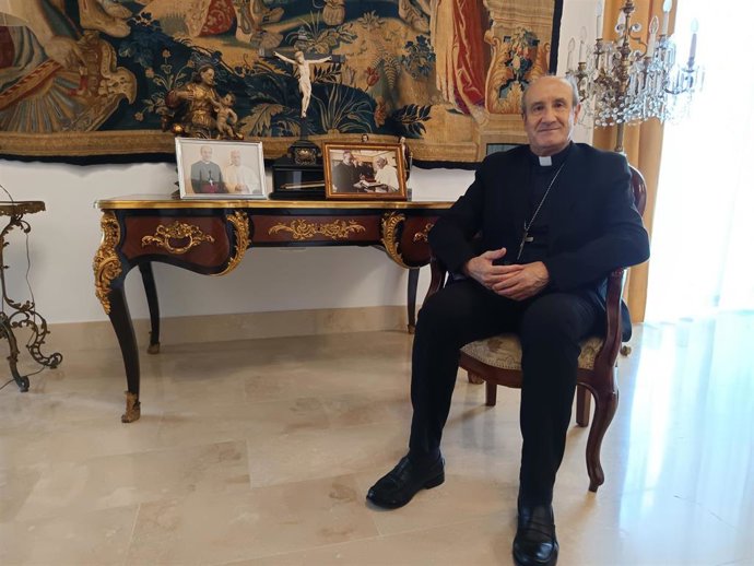 Archivo - El obispo de Córdoba, Jesús Fernández, en su despacho.