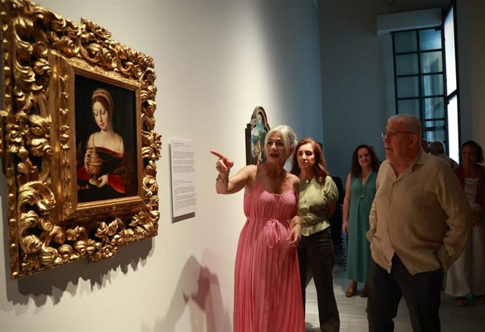 La consejera Patricia del Pozo junto al donante Enrique Carlos Martín Rodríguez durante la inauguración de ‘La belleza del conocimiento’ en el Museo de Bellas Artes de Sevilla.