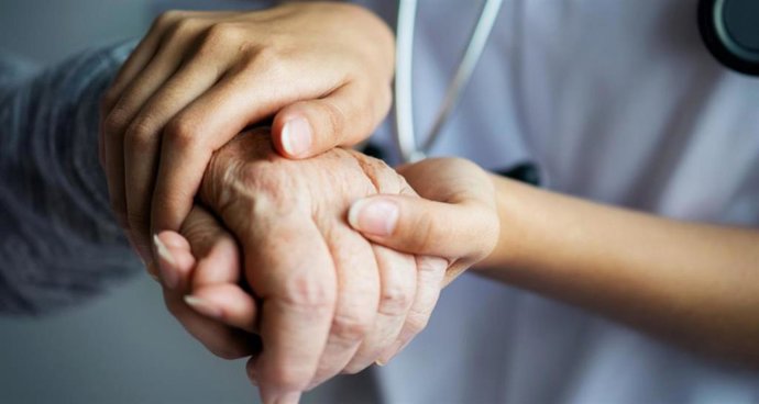 Archivo - Primer plano de la mano de una persona mayor.-ARCHIVO