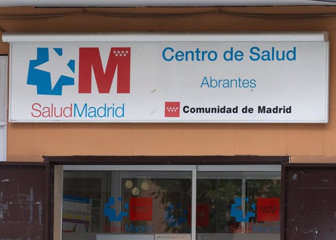 Archivo - Cartel del Centro de Salud de Abrantes, a 25 de abril de 2024, en Madrid (España).