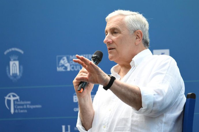 2 de agosto de 2026, Marina Di Pietrasanta, Lucca, Itália: O ministro Antonio Tajani, vice-presidente do Conselho e ministro das Relações Exteriores e da Cooperação Internacional, durante um encontro público com o diretor do TG2 no Caffé della Versiliana,