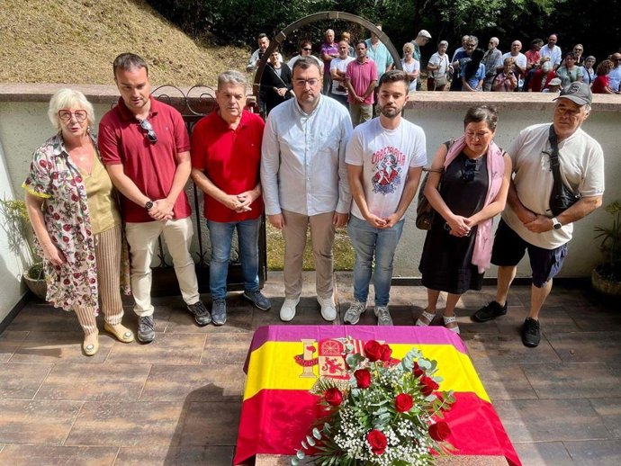 El presidente del Principado y secretario general de la FSA-PSOE, Adrián Barbón, en el acto de homenaje en la mina de La Bornaína previo a la fiesta de La Camperona.