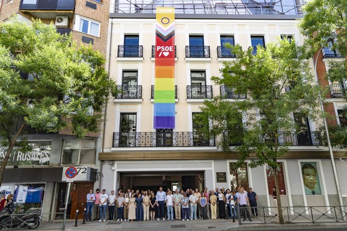 Archivo - Arquivo - O PSOE hasteia a bandeira LGTBI na sede de Ferraz com o lema “Mais orgulho, menos ódio”