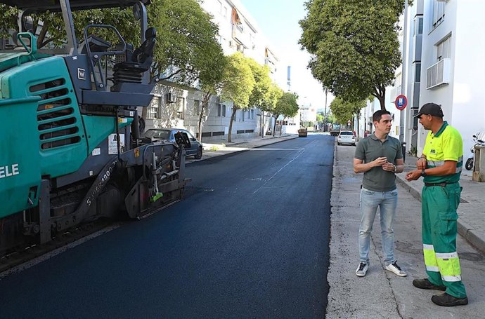 El teniente alcalde de Servicios Públicos de Jerez de la Frontera, Jaime Espinar, visita las obras de reasfaltado de la ciudad.
