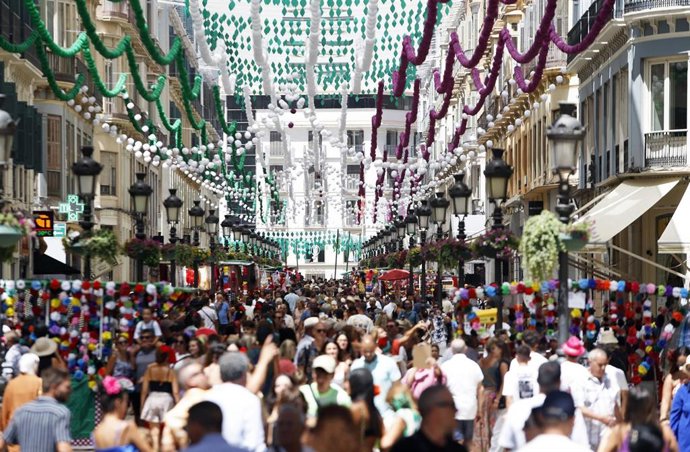 Archivo - La panda de verdiales en un momento de su actuación en la Feria de Málaga a su paso por la calle Larios. 