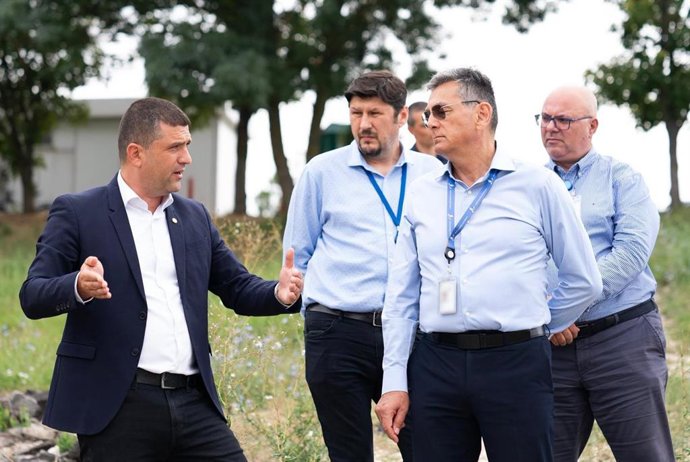El ministro de Transporte rumano en funciones, Radu Miruta, supervisa las tareas de hundimiento de cuatro barcazas en el río Danubio en el marco de la sequía