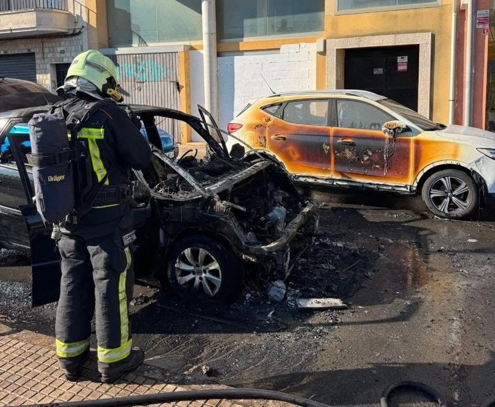 Arde un coche en Inca y el fuego afecta a otro vehículo.