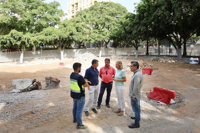 La alcaldesa de Marbella (Málaga), Ángeles Muñoz, visita las obras de la nueva pista de 'pump track'.