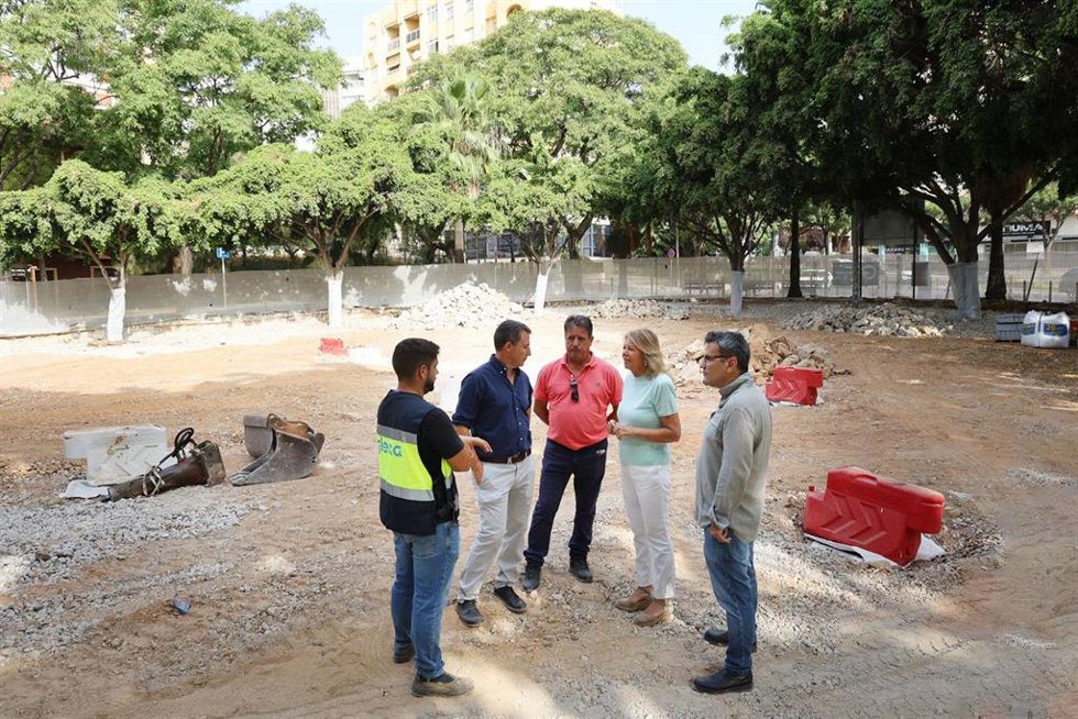 La alcaldesa de Marbella (Málaga), Ángeles Muñoz, visita las obras de la nueva pista de 'pump track'.
