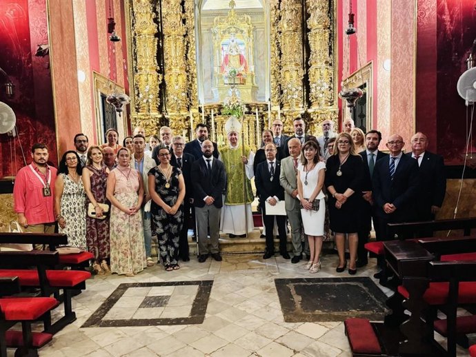 El alcalde de El Puerto (Cádiz), Germán Beardo, junto a los miembros del Consejo Local de Hermandades y Cofradías.