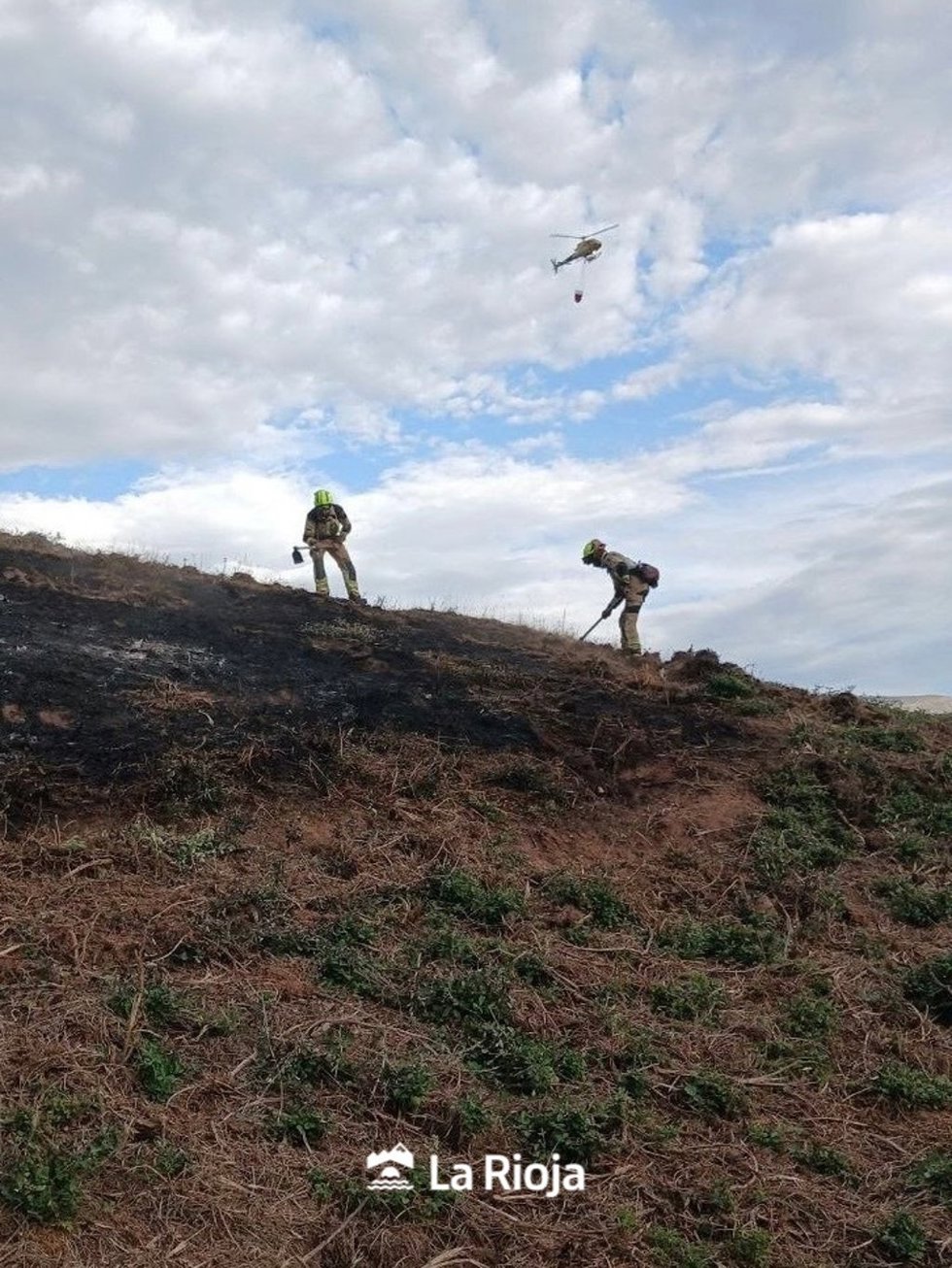 Forestales trabajando en la extinción del incendio de Ezcaray