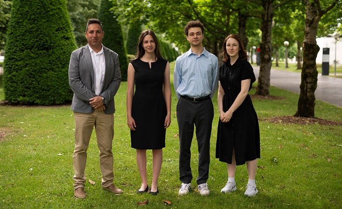 Las dos ayudantes y el ayudante de investigación de la Universidad de Cornell, en el campus de Pamplona (sede Arrosadia) de la UPNA