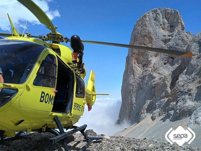 El helicóptero del SEPA interviene en un rescate de montaña en el Refugio del Urriellu, en Picos de Europa.