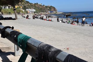 Diverses persones a la platja del Trampolí de Ceuta