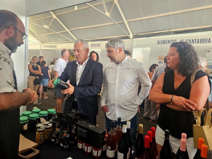 El delegado del Gobierno en Castilla y León, Nicanor Sen, durante su visita a la XVII Feria Agroalimentaria, Artesanía y Apícola de El Espino, en Vega de Espinareda (León)