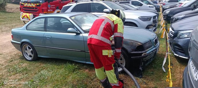Un bombero durante las labores de extinción del fuego declarado en el vehículo