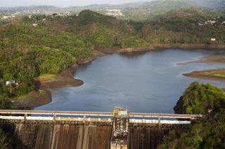 Archivo - Imagen de archivo de sequía en el embalse de La Plata, en Puerto Rico, durante la ola de calor de 2015 