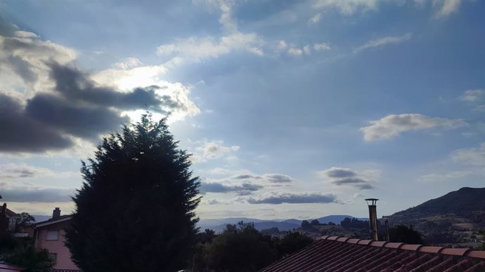 Cielos con nubes y claros en Oviedo, con nubes tapando el sol, a tres días del eclipse total del 12 de agosto.