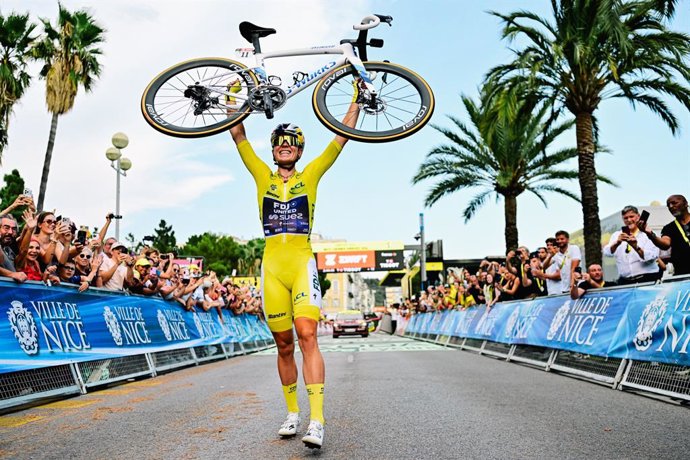 La ciclista neerlandesa Demi Vollering gana su segundo Tour