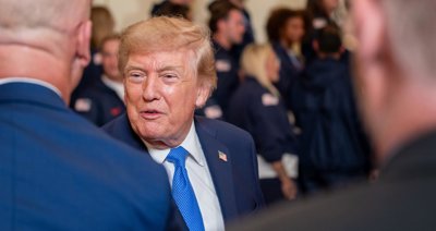 Trump dice que ya solo negocia "a medias" con Irán mientras espera a que Teherán se desgaste por las sanciones