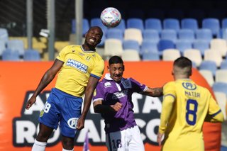 Futbol, Deportes Concepcion vs Universidad de Concepcion Decimoctava fecha, campeonato Nacional 2026. El jugador de Universidad de Concepcion Cecilio Waterman, izquierda, juega el balon contra Deportes Concepcion durante el partido de primera division