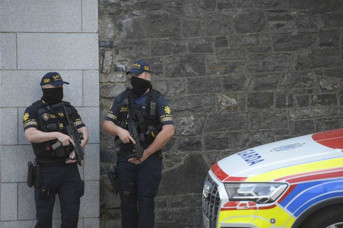 Miembros de la Garda esperan a las puertas del Tribunal Especial de Dublín tras la detención del presunto capo Daniel Kinahan 