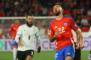 Futbol, Chile vs Uruguay. Eliminatorias al mundial de la Fifa 2026. El jugador de la seleccion chilena Ben Brereton Diaz es fotografiado durante un partido clasificatorio al mundial de 2026 contra Uruguay disputado en el estadio Nacional de Santiago,