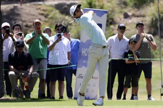 Archivo - Golf, Joaquin Niemann vs Rodrigo Lee El jugador Chileno Joaquin Niemann se enfrenta a Rodrigo Lee durante  el Abierto de Golf  del Club de Polo y Equitacion San Cristobal 2021 Santiago, Chile 17/12/2021 Javier Salvo/Photosport Golf, Joaquin Niem