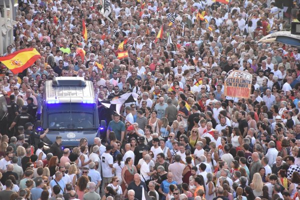 Más de 15.000 ceutíes se concentran para pedir "respuestas" a España y Europa tras la crisis migratoria