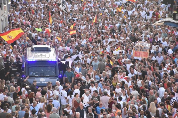 15.000 personas se han concentrado en la Plaza de la Constitución de Ceuta para exigir soluciones a la crisis migratoria