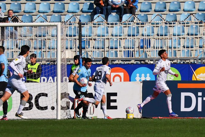 Futbol, O’Higgins vs Club Deportes Limache Fecha 18, Liga de primera 2026  El jugador de Club Deportes Limache Dylan Escobar, derecha, celebra su gol contra O’Higgins durante el partido de la liga de primera disputado en el Estadio Codelco El Teniente de