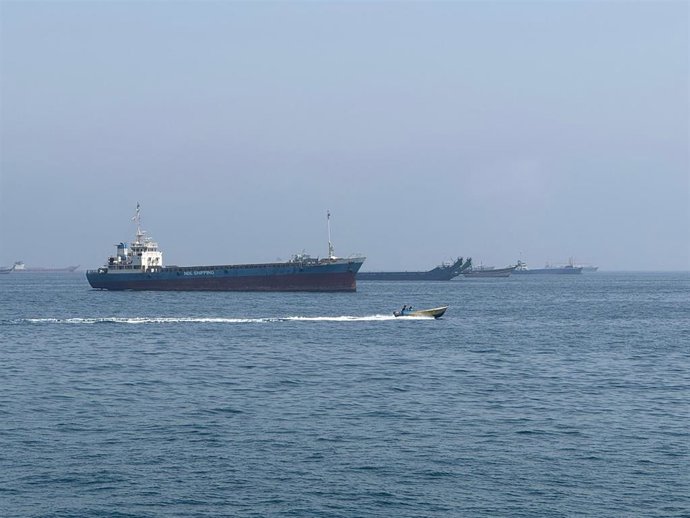 Archivo - Imagen de archivo de barcos en el estrecho de Ormuz