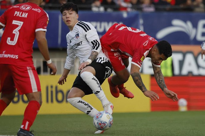 Futbol, Union La Calera vs Colo Colo Fecha 18, Liga de Primera 2026 El jugador de Union La Calera, Nicolas Palma, disputa el balon contra Leandro Hernandez de Colo Colo, durante el partido de Liga de Primera disputado en el Estadio Nicolas Chahuan en La
